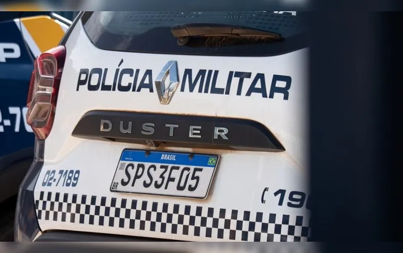 Homem joga bebê de seis meses no chão, agredide mulher e tenta atropelá-la - Imagem