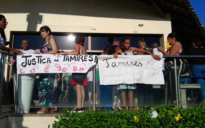 Justiça por Thamires: multidão, protesto e cortejo marcam sepultamento em Salvador - Imagem