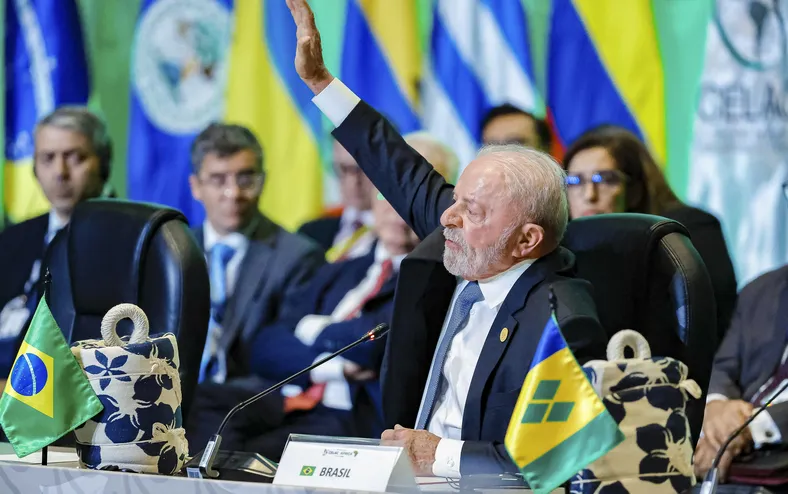 Lula faz cobrança a aliados após avanço de Flávio Bolsonaro - Imagem