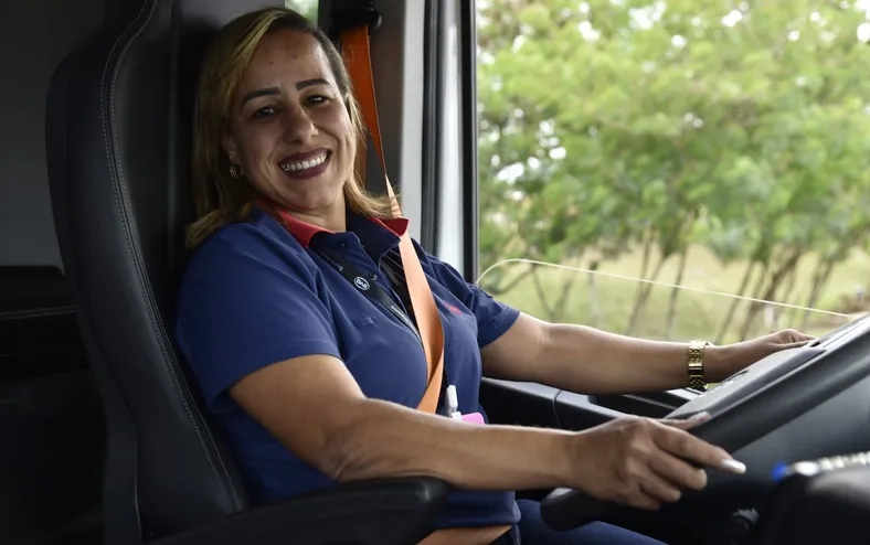 Mulher faz história ao ser a primeira a dirigir carreta elétrica no Brasil - Imagem