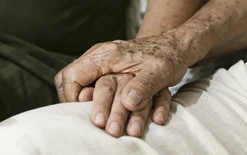 Não é só genética e idade: entenda como demência pode ser causada - Imagem