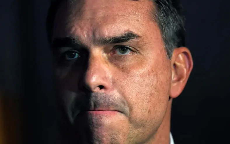 Flávio Bolsonaro pode ficar inelegível após denúncia de irregularidade - Imagem