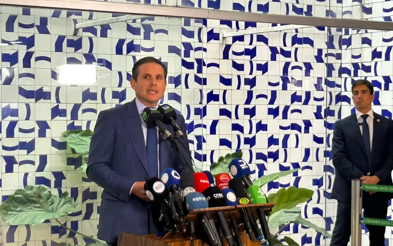 Partidos de Lula e Bolsonaro se unem em projeto que pressiona Motta - Imagem