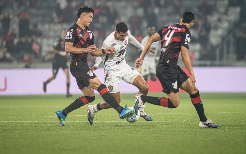 Polêmica em derrota do Vitória afeta o Bahia no Brasileirão - Imagem