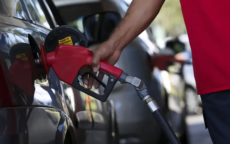 Gasolina sobe R$ 0,39 na Bahia: Acelen confirma 8º aumento no estado - Imagem