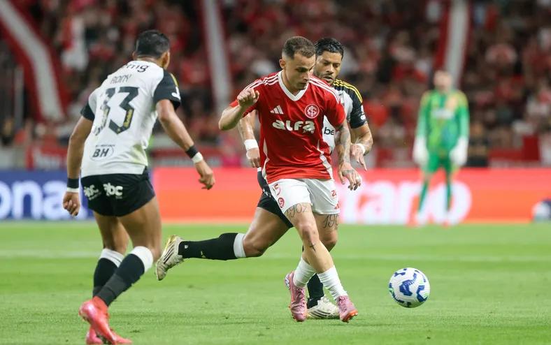 Rivais de Bahia e Vitória vivem crise e se enfrentam no Brasileirão - Imagem