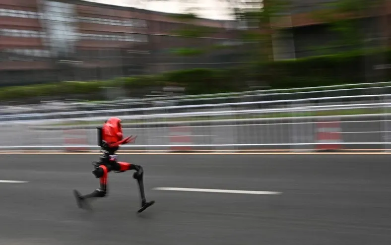 Robô corre meia-maratona 6 minutos mais rápido que recorde humano - Imagem