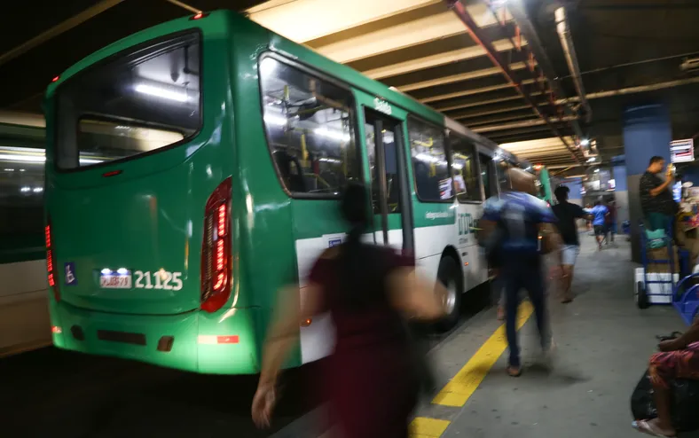 Salvador amanhece sem ônibus após atraso na saída das garagens - Imagem
