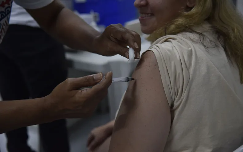 Shopping de Salvador vacina contra gripe em horário estendido - Imagem