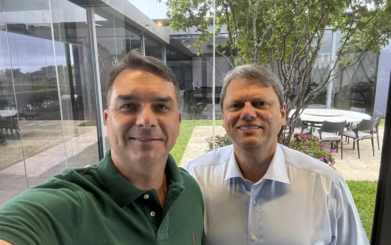 Tarcísio diz que Flávio Bolsanaro terá plano para o Brasil que esquerda não fez - Imagem