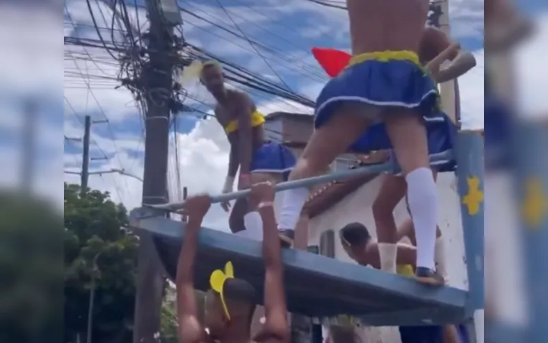 Vídeo: integrantes de “baba de saia” destroem ponto de ônibus em Salvador - Imagem