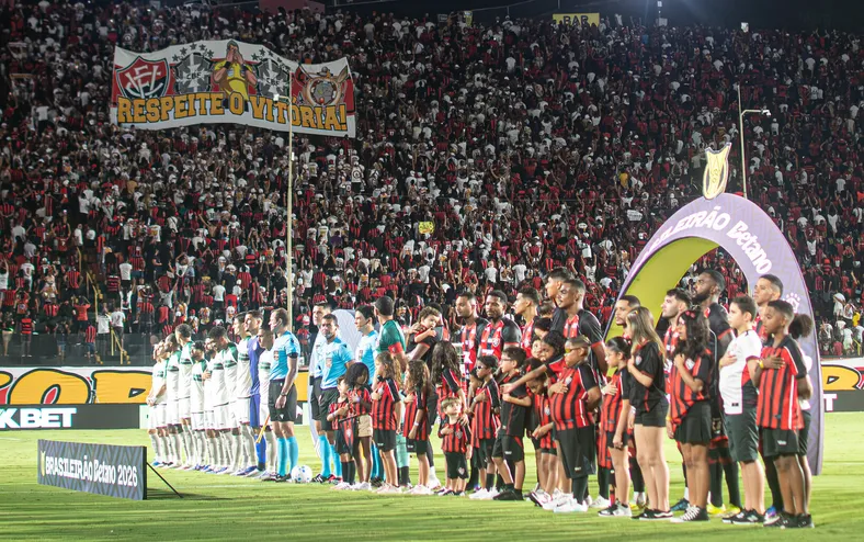 Vitória é punido pelo STJD após protestos contra arbitragem e CBF - Imagem