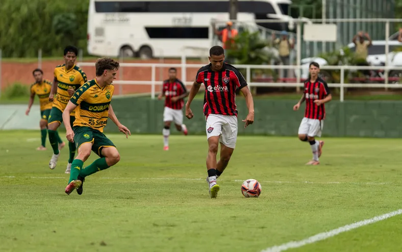 Vitória marca no fim e derrota o Cuiabá pelo Brasileirão Sub-20 - Imagem