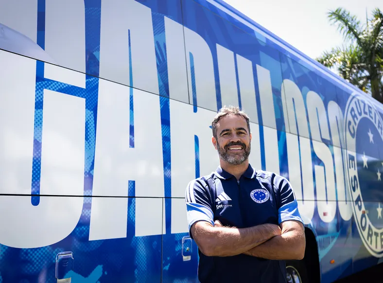 Adversário do Vitória mira afastar crise com técnico multicampeão - Imagem