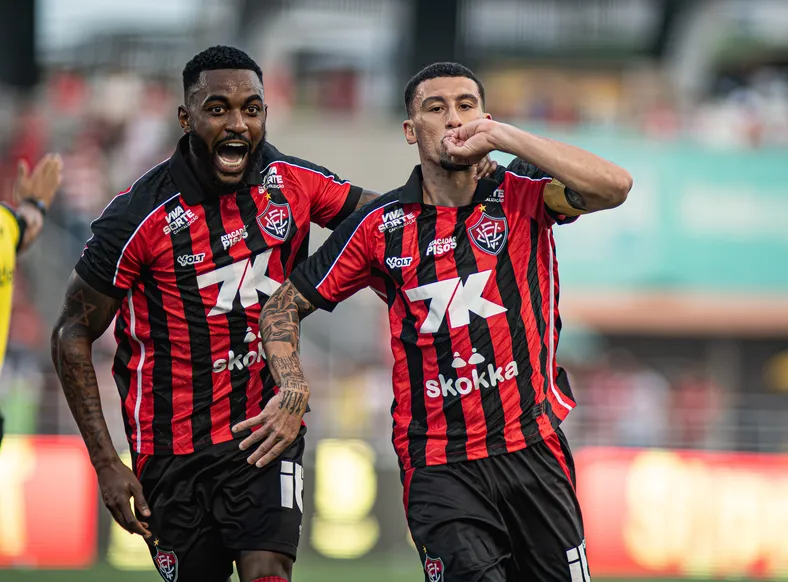 Com gols-relâmpago, Vitória retoma favoritismo e vence o CRB por 4 a 2 - Imagem