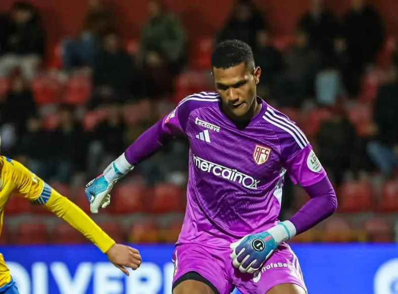 Ex-goleiro do Bahia erra feio na Europa e condena time ao rebaixamento - Imagem