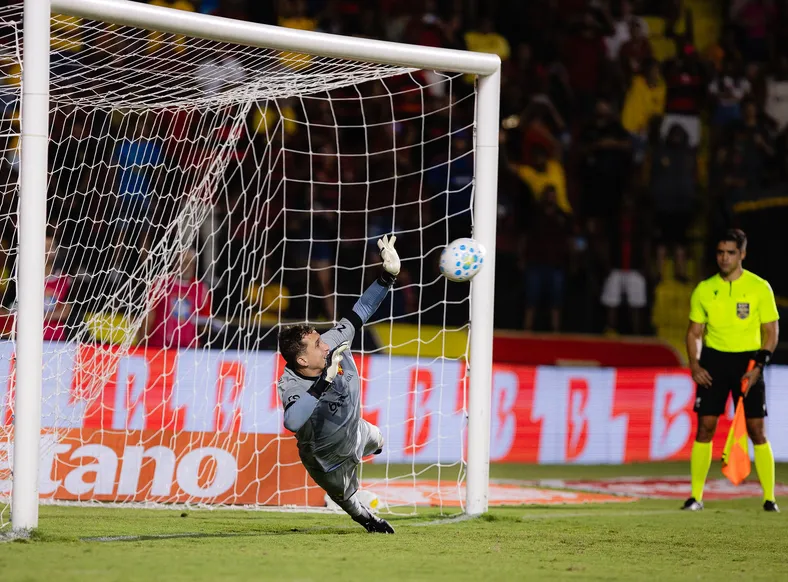 Ex-Vitória brilha em disputa de pênaltis e classifica Sport na Copa do Brasil - Imagem