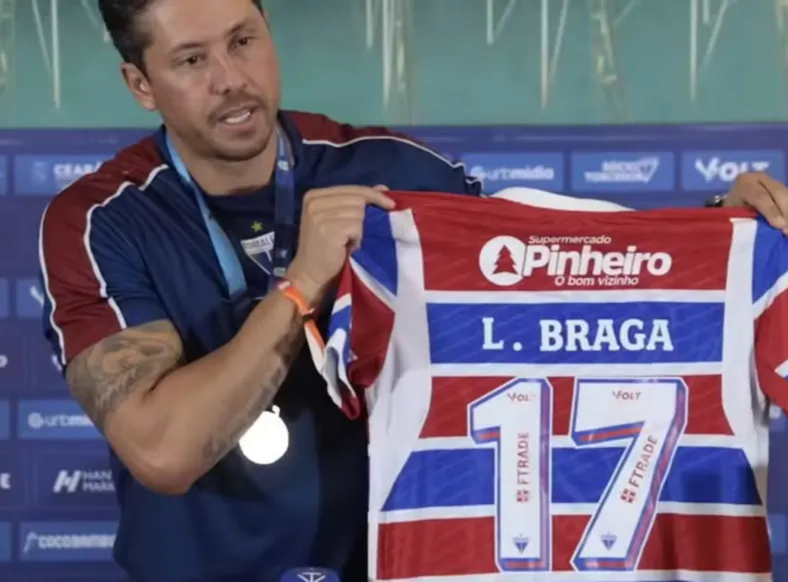 Ex-Vitória, Carpini faz homenagem para Lucas Braga no Fortaleza - Imagem