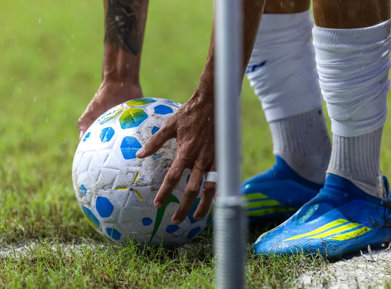 Futebol hoje: veja horários e onde assistir às partidas deste domingo - Imagem