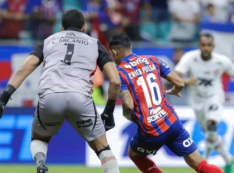 Juiz acertou? Veja o que diz a regra sobre invasão no pênalti do BaVi - Imagem