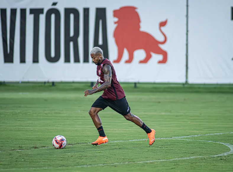 Marinho sente dores e é substituído no primeiro tempo - Imagem