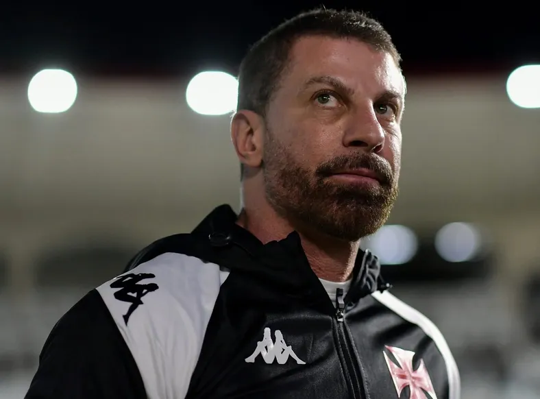 Presidente do Vasco é denunciado no STJD após confusão com Cruzeiro - Imagem