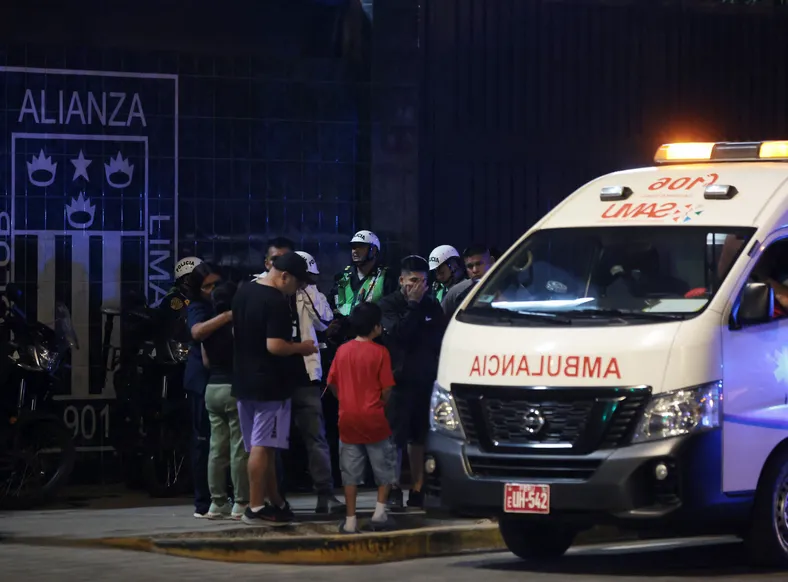 Tragédia no Futebol: estádio desaba e deixa 60 feridos e um morto - Imagem