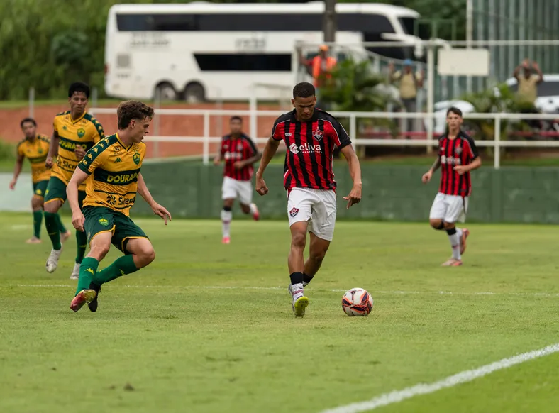 Vitória marca no fim e derrota o Cuiabá pelo Brasileirão Sub-20 - Imagem