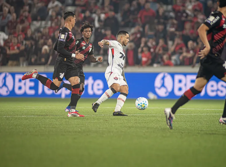 Vitória sofre com arbitragem polêmica e é derrotado pelo Athletico - Imagem