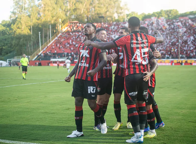 Vitória vence São Paulo no Barradão com show de heróis improváveis - Imagem