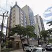 Peça de metal despenca de edifício e atinge carro em Salvador