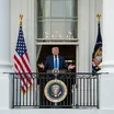 "Ouvi dizer que prenderam o Bolsonaro Jr", afirma Trump na França