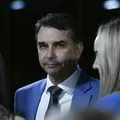 Flávio Bolsonaro surpreende e sai em defesa de programa de Lula imagem