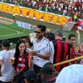 Após prisão por tráfico, ex-Vitória reaparece no Barradão em BaVi imagem