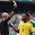 Árbitro brasileiro expulsa três e quebra recorde na estreia da Copa imagem