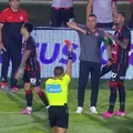 Árbitro vai ao VAR e expulsa dois jogadores do Vitória no mesmo lance imagem