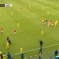 Vídeo: Astro dinamarquês desmaia em campo e amistoso é encerrado; assista imagem