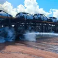 Caminhão que carregava 11 carros da BYD pega fogo na Bahia imagem
