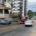 Vídeo: carro pega fogo, desce ladeira desgovernado e atinge ônibus em Brotas imagem