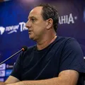 Rogério Ceni sobe o tom contra o gramado da Fonte Nova: "Vergonha!" imagem