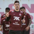 Troca entre Leões: lateral deixa o Vitória e reforça rival nordestino imagem