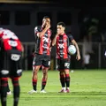 Com VAR polêmico, Vitória tem dois expulsos e perde para o Palmeiras imagem