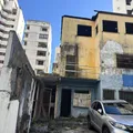 Crack, destruição e ameaças: prédios abandonados tiram a paz de moradores no Itaigara imagem