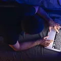 Do tesão à dependência: quando a pornografia se torna um vício e deixa de ser saudável imagem
