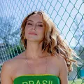 Em clima de Copa, Paolla Oliveira posa de biquíni verde e amarelo imagem