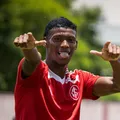 Atacante dispensado pelo Bahia vira artilheiro e acerta com time árabe imagem