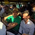 Flávio Bolsonaro é recebido por apoiadores na visita a Bahia Farm Show imagem