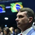 Vice de Flávio Bolsonaro: duas mulheres e um homem disputam vaga imagem