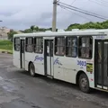 Homem morre após ser atropelado por ônibus na orla de Piatã imagem