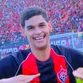 Influencer baiano Luva de Pedreiro assiste BaVi da Série A no Barradão imagem
